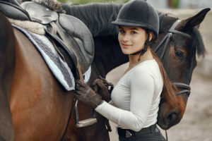 Der Reithelm bietet beim Umgang mit einem Pferd umfassenden Schutz.
