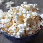 Schüssel mit Popcorn