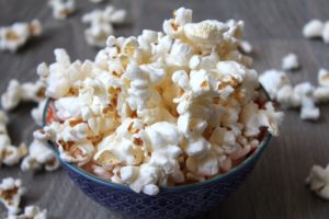 Schüssel mit Popcorn
