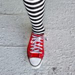 Gestreifte Reitsocke in einem roten Sneaker
