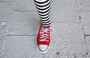 Gestreifte Reitsocke in einem roten Sneaker