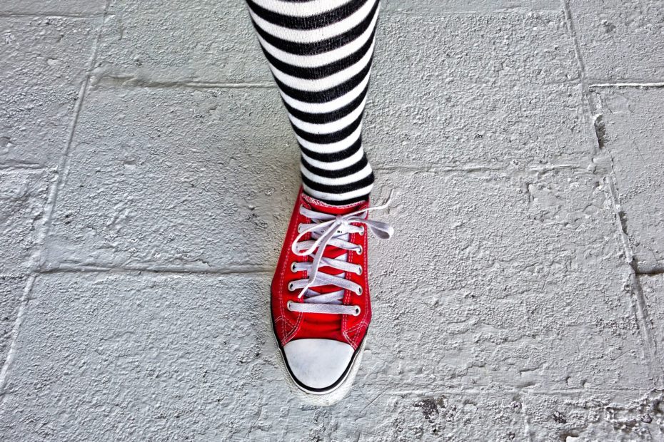 Gestreifte Reitsocke in einem roten Sneaker